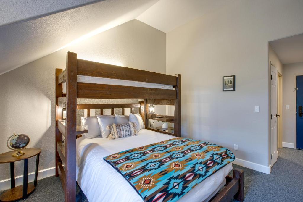Postel nebo postele na pokoji v ubytování The Bivvi Hostel Telluride