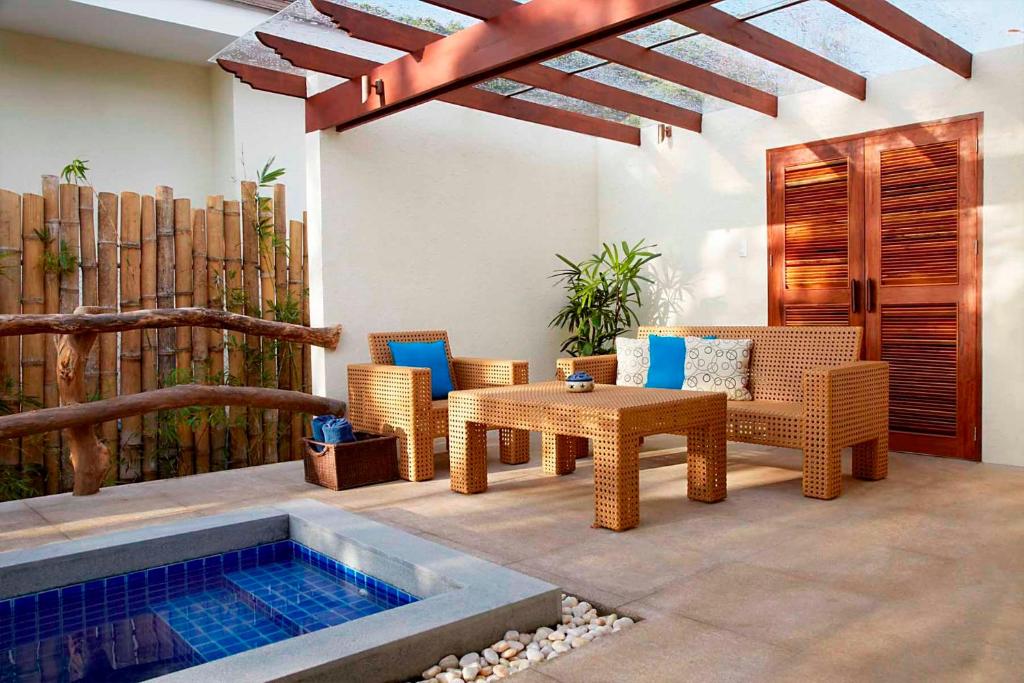 Bazén v ubytování Bluewater Sumilon Island Resort nebo v jeho okolí