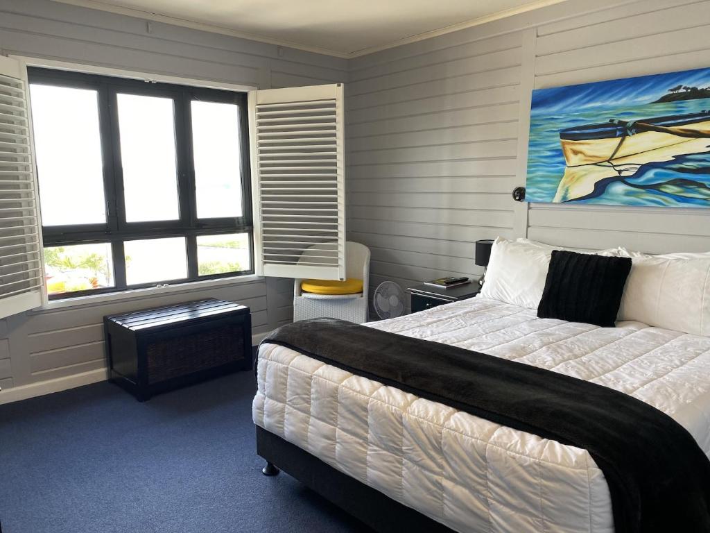 Postel nebo postele na pokoji v ubytování Lakefront Lodge Taupo