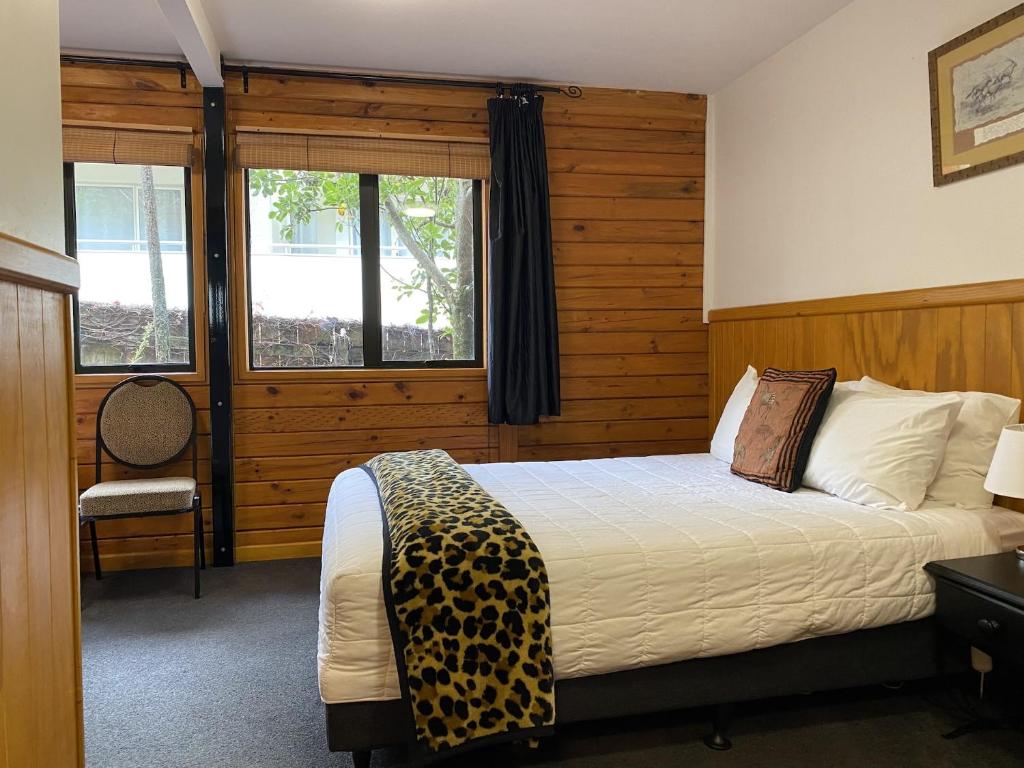 Postel nebo postele na pokoji v ubytování Lakefront Lodge Taupo