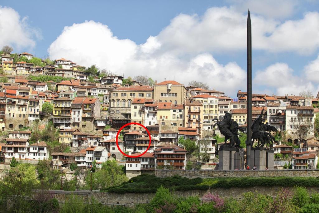 una ciudad con una estatua delante de una ciudad en Pepi Guest House, en Veliko Tŭrnovo