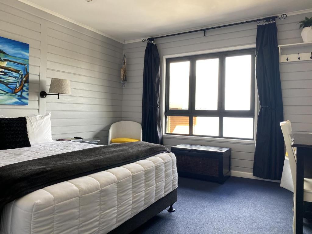 Postel nebo postele na pokoji v ubytování Lakefront Lodge Taupo