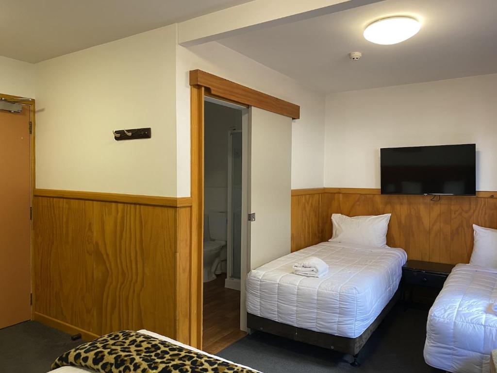 Postel nebo postele na pokoji v ubytování Lakefront Lodge Taupo