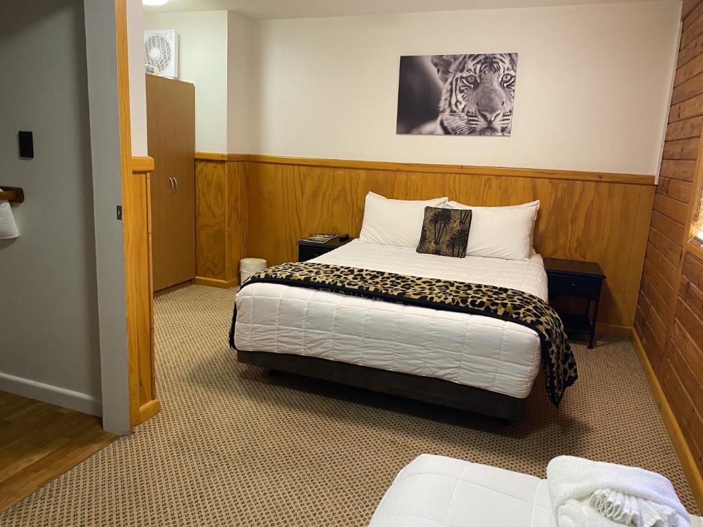 Postel nebo postele na pokoji v ubytování Lakefront Lodge Taupo