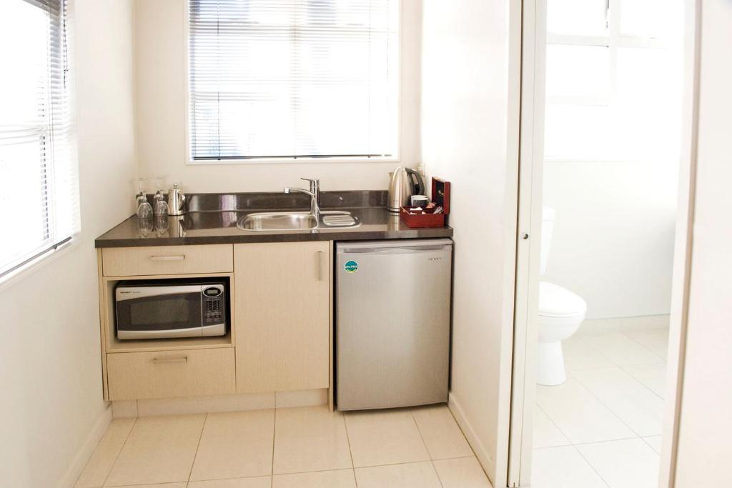 Kuchyň nebo kuchyňský kout v ubytování Dunedin Palms Motel