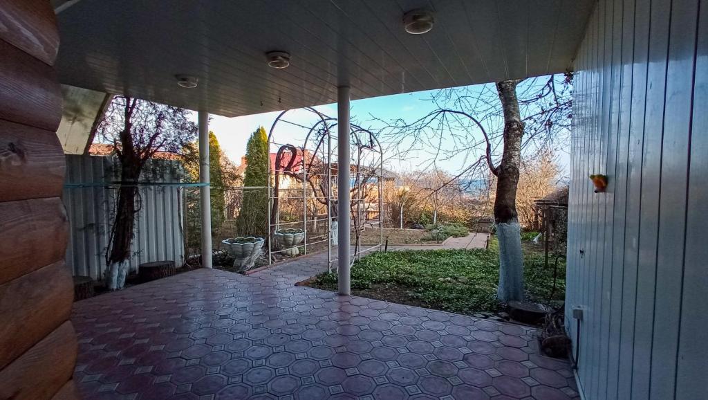 - Vistas al exterior de una casa con patio en Дача у моря, en Odessa
