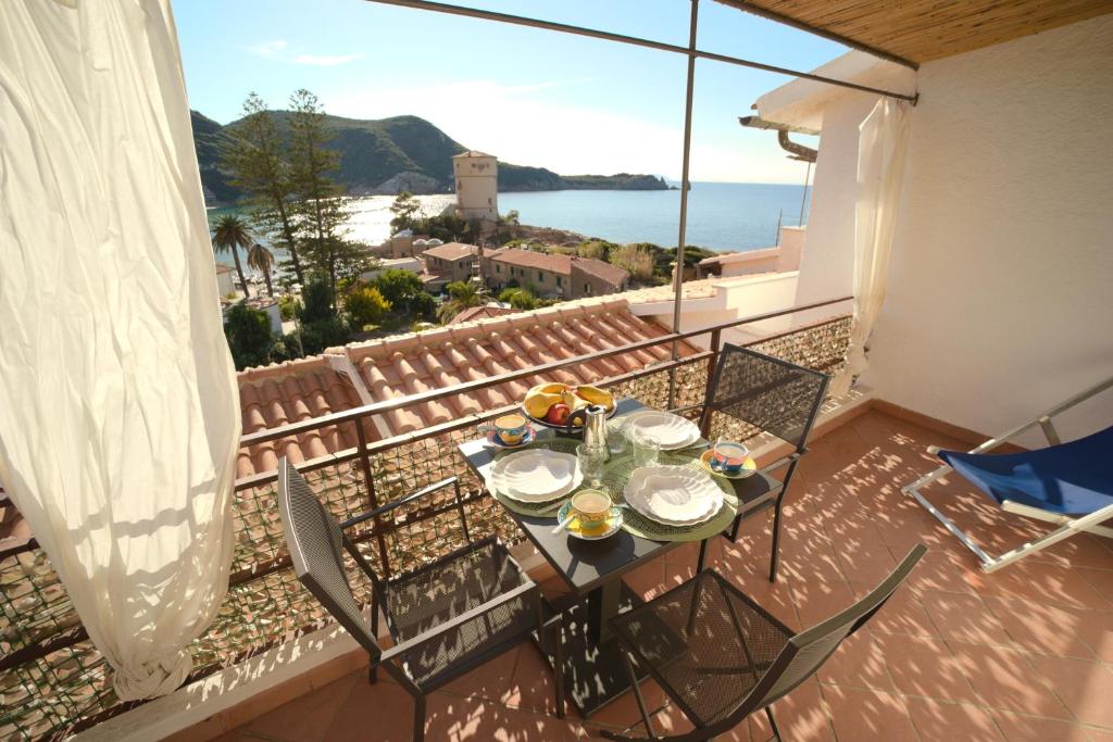 einen Tisch auf einem Balkon mit Meerblick in der Unterkunft Villa Manzoni in Campese