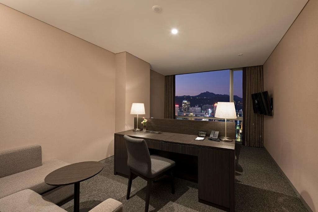 Nespecifikovaný výhled na hory nebo výhled na hory při pohledu z hotelu