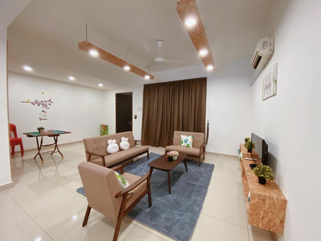 ein Wohnzimmer mit einem Sofa, Stühlen und einem Tisch in der Unterkunft Desaru KTV Natural wood style by Joyfully 31A7 in Desaru