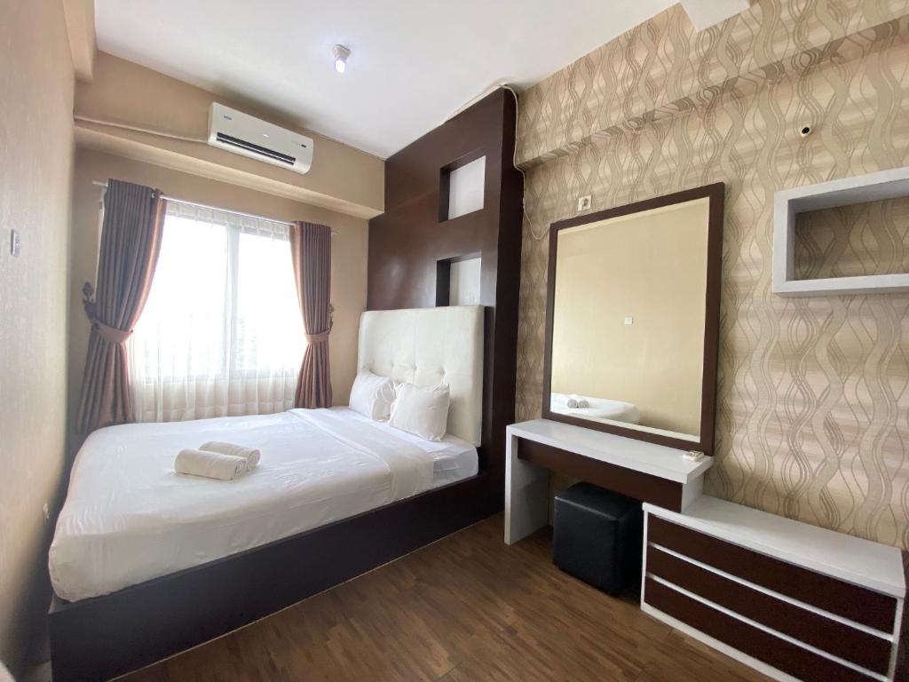 Ένα ή περισσότερα κρεβάτια σε δωμάτιο στο Spacious 1BR at Tamansari Panoramic Apartment near Metro Indah Mall By Travelio