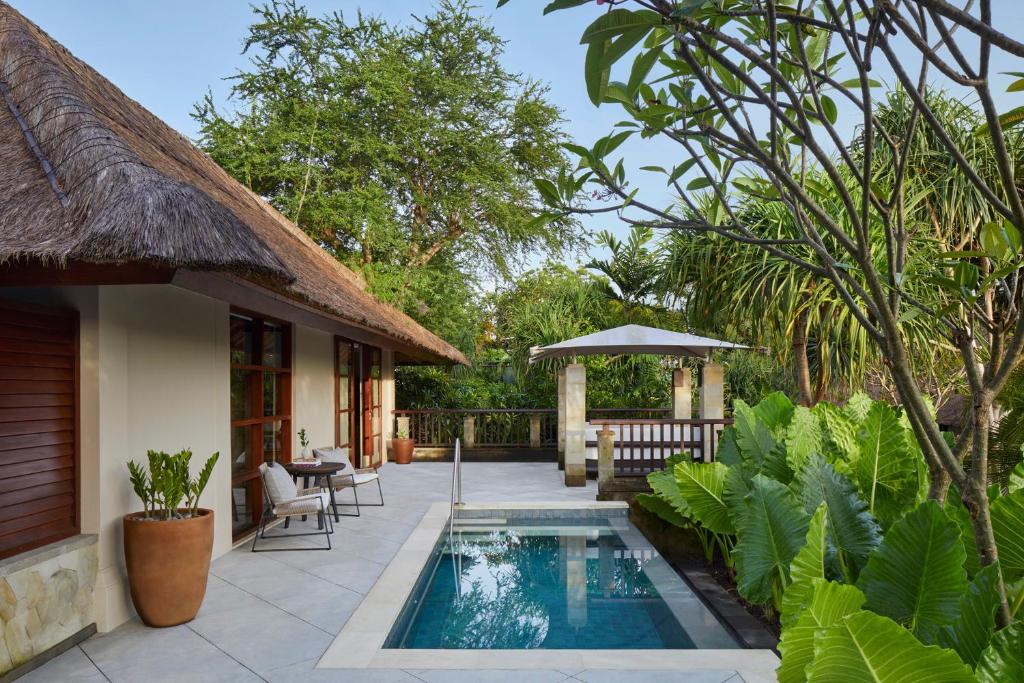 une villa avec une piscine dans un complexe dans l'établissement Kimpton Naranta Bali, an IHG Hotel, à Nusa Dua