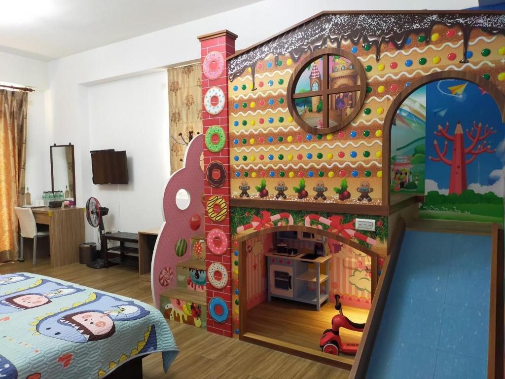 a play room with a play house and a play pool at Nan Jing 222 Homestay in Hualien City