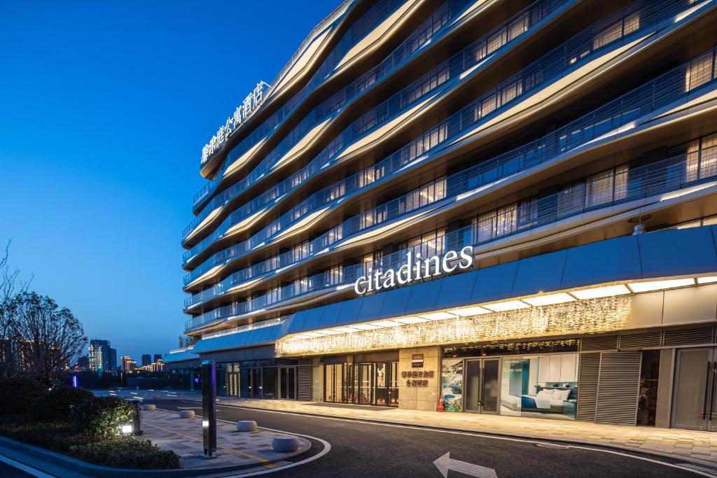 Clădirea în care este situat/ăaparthotelul