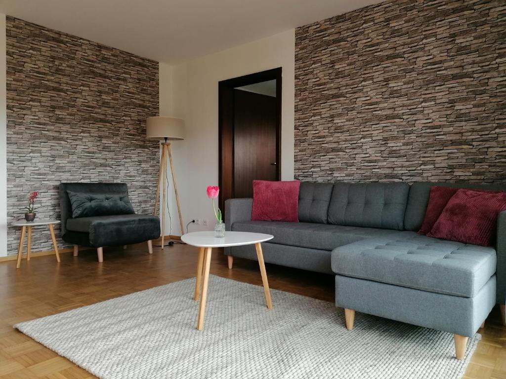 uma sala de estar com um sofá e uma mesa em FeWo mit Burgblick em Kreuzwertheim