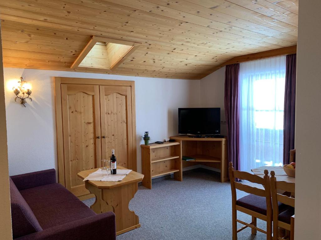 Televízia a/alebo spoločenská miestnosť v ubytovaní Haus Witting