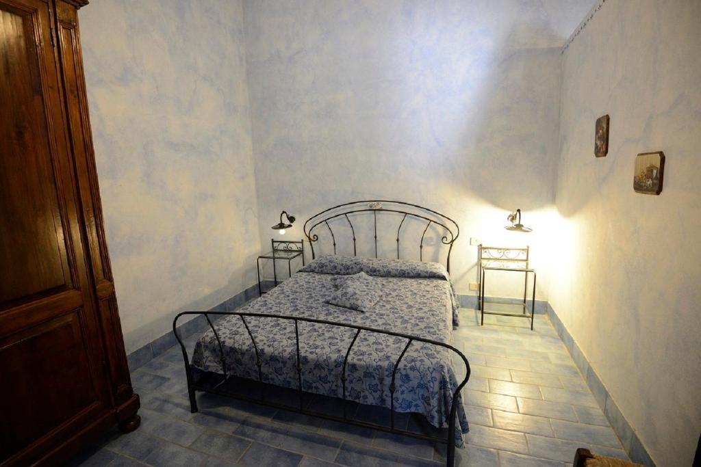 a bedroom with a bed in a room at Duca di Castelmonte in Trapani