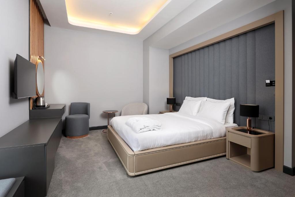 Кровать или кровати в номере Aileena Hotel & Villas