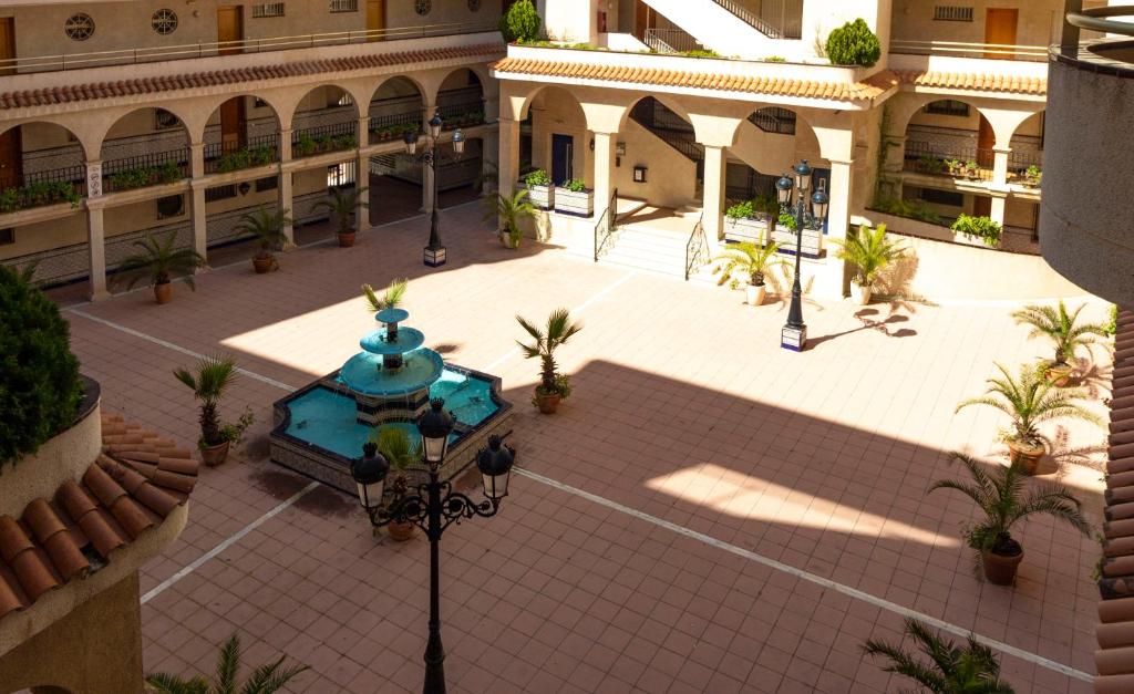 an overhead view of a courtyard in a building with a fountain at Apartamentos Córdoba Arysal in Salou