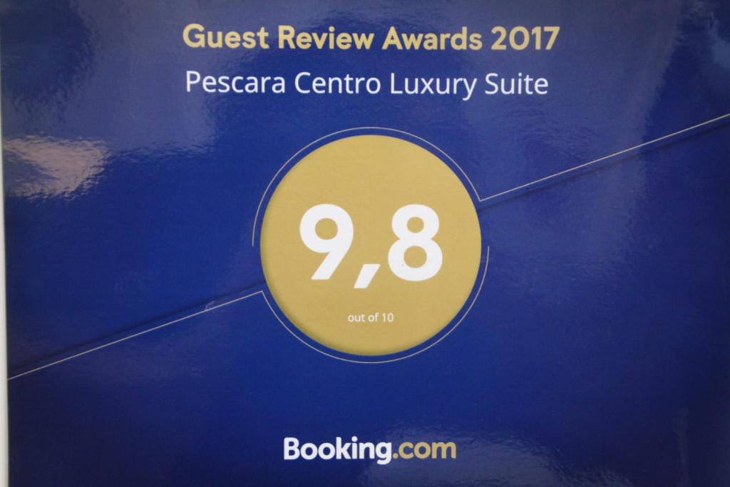 ein Schild, auf dem steht, dass die Gästebewertung die luxuriöse Suite Porsche centreuana auszeichnet in der Unterkunft B&B Pescara Centro Luxury Suite in Pescara