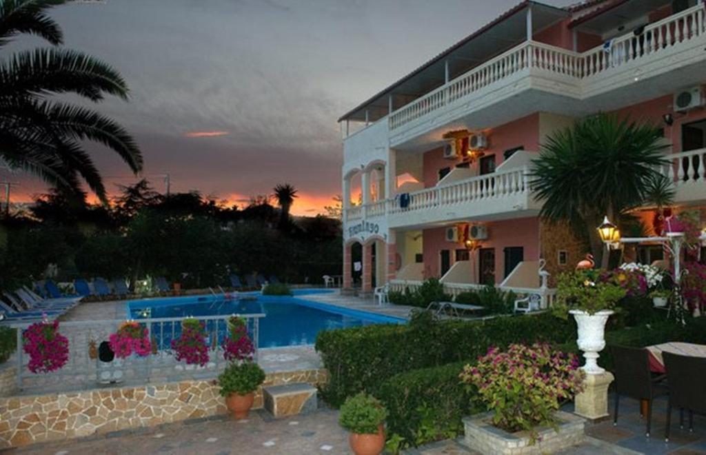 Bazén v ubytování Flamingo Apartments Moraitika Corfu nebo v jeho okolí