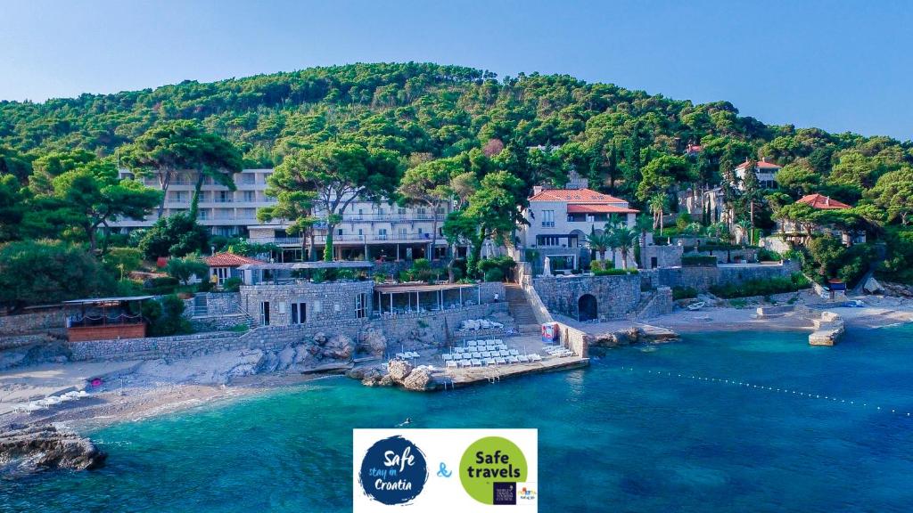 un grupo de edificios a orillas de una masa de agua en Hotel Splendid en Dubrovnik