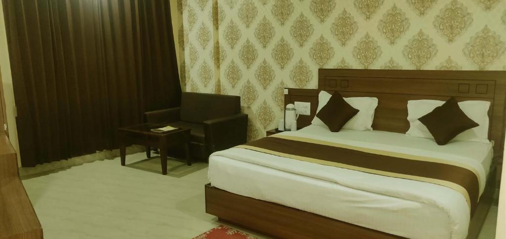 Postel nebo postele na pokoji v ubytování Hotel The Vaishno Devi Hills