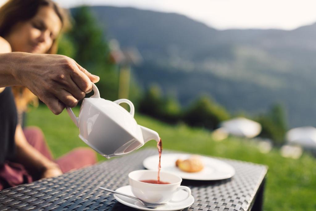 Příslušenství pro přípravu čaje a kávy v ubytování Hotel Ritzlerhof - Panorama und Spa