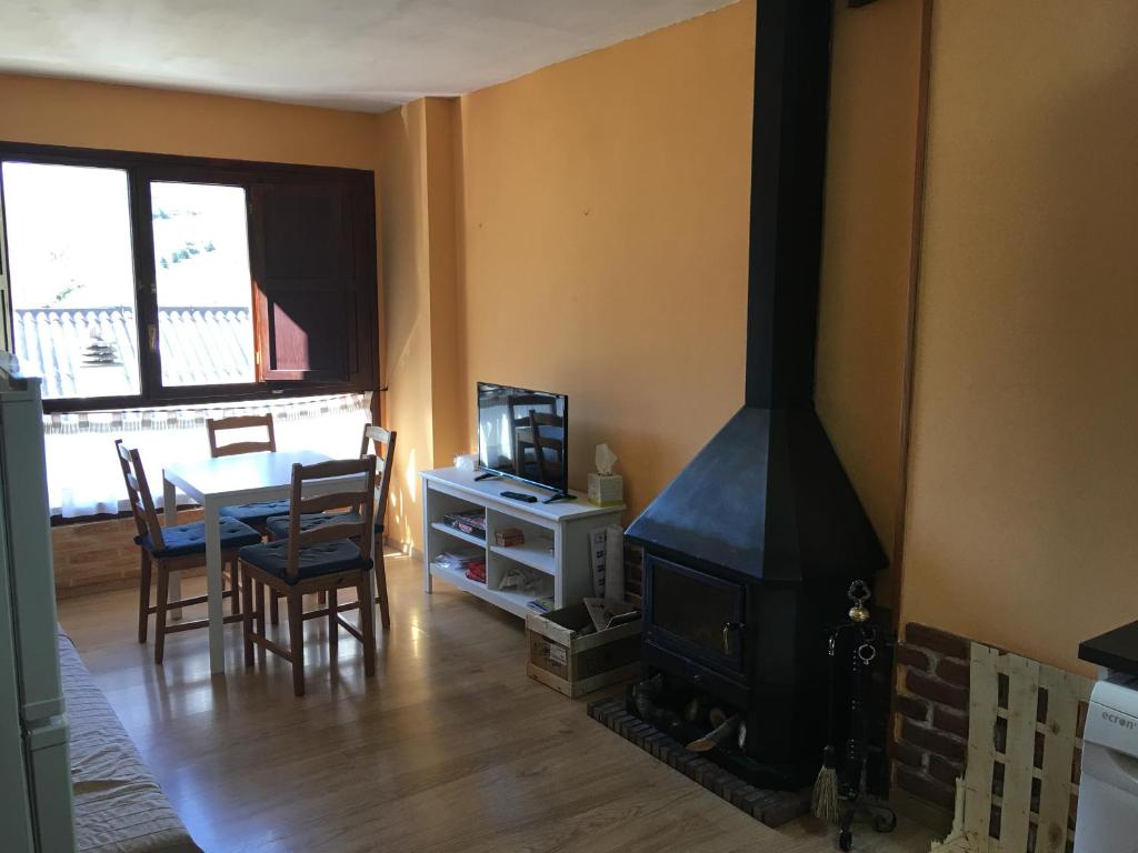 sala de estar con fogones y mesa de comedor en Apartamentos Turísticos Río Gállego (VUT EL CANFRANERO), en Canfranc