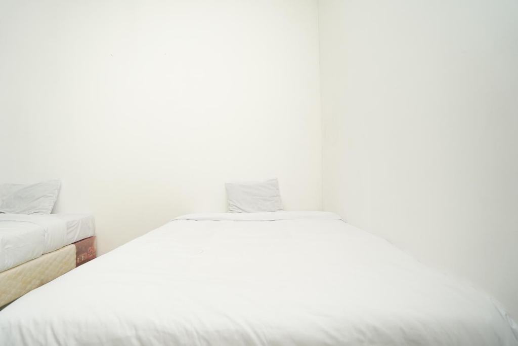 Postel nebo postele na pokoji v ubytování Merapi Inn Syariah by ecommerceloka