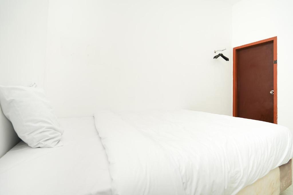 Postel nebo postele na pokoji v ubytování Merapi Inn Syariah by ecommerceloka