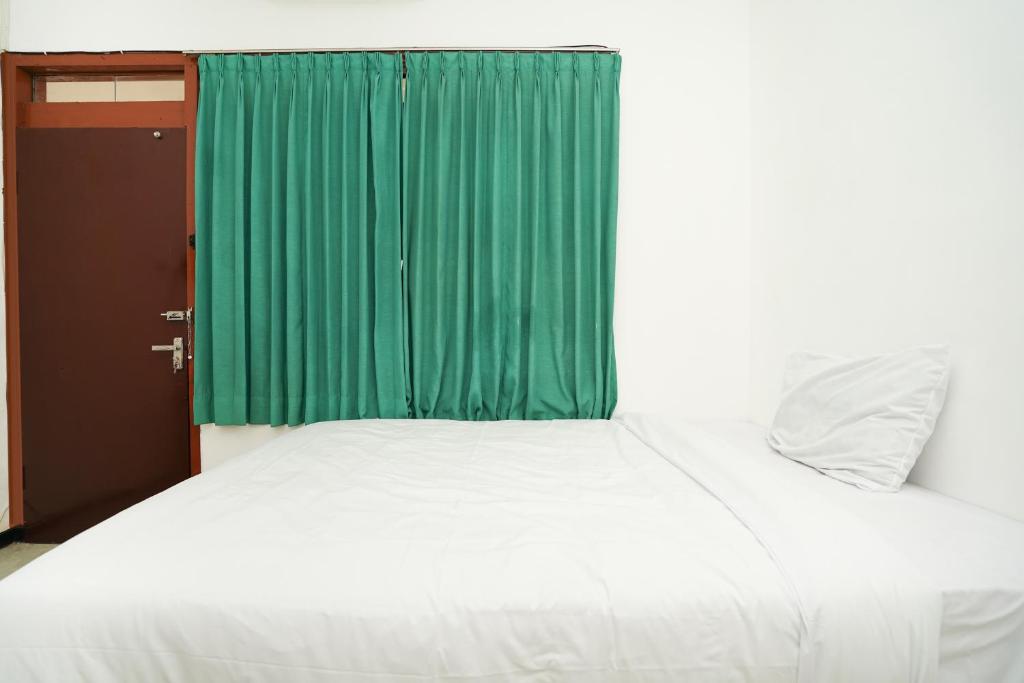 Postel nebo postele na pokoji v ubytování Merapi Inn Syariah by ecommerceloka