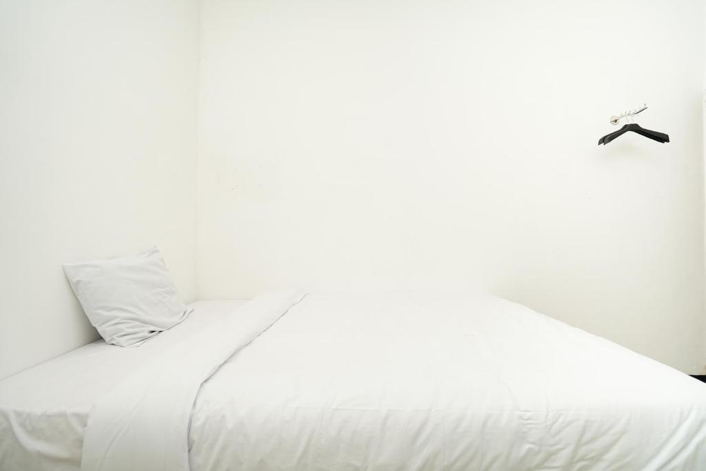 Postel nebo postele na pokoji v ubytování Merapi Inn Syariah by ecommerceloka
