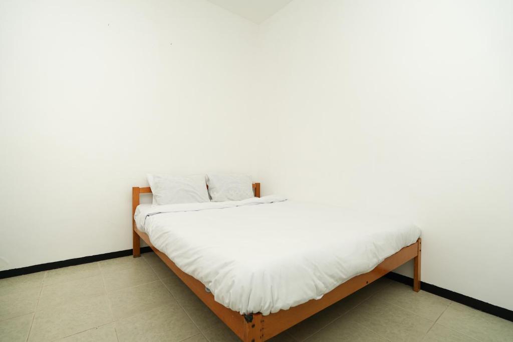 Postel nebo postele na pokoji v ubytování Merapi Inn Syariah by ecommerceloka
