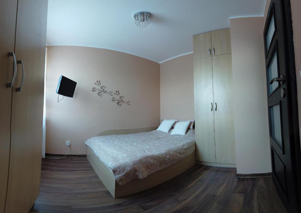 ヤストシェンビャ・グラにあるApartament Evaのベッドルーム1室(ベッド1台、壁掛けテレビ付)