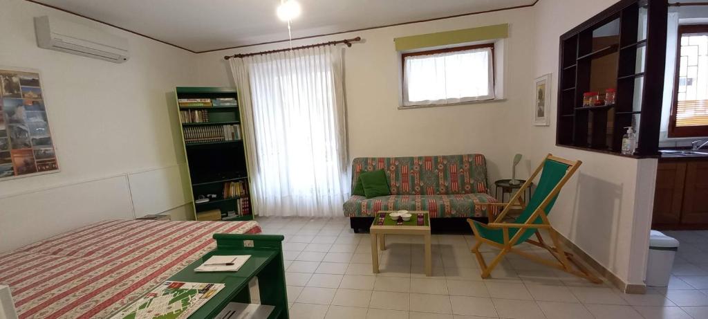 - un salon avec un lit et un canapé dans l'établissement Casa Praiola, à Terrasini
