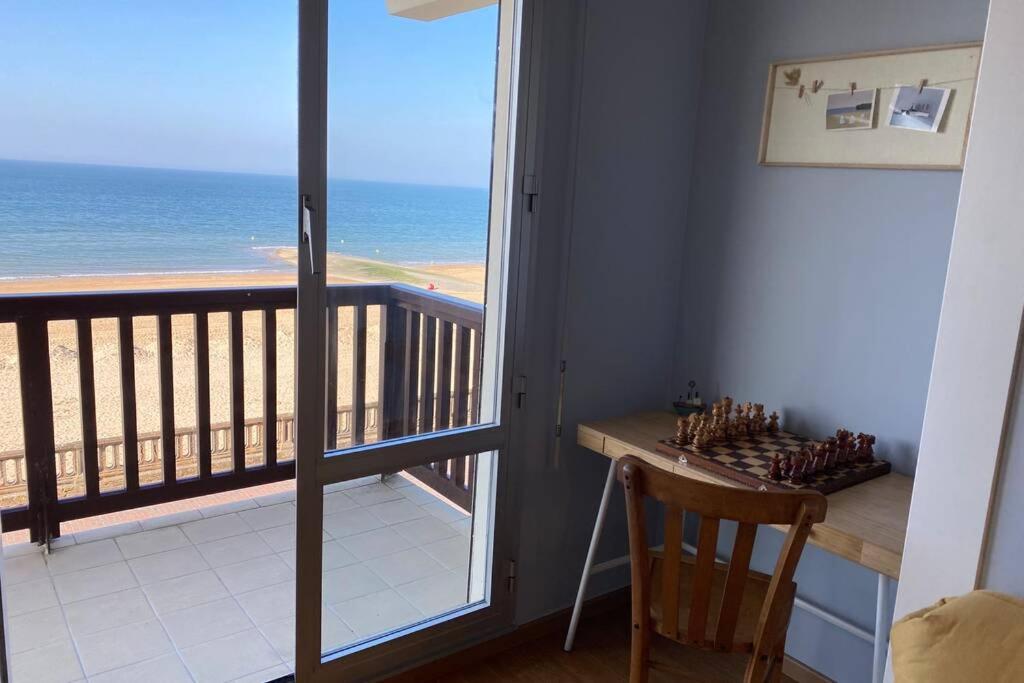 Habitación con balcón con vistas al océano. en Joli studio en front de mer - CABOURG, en Cabourg