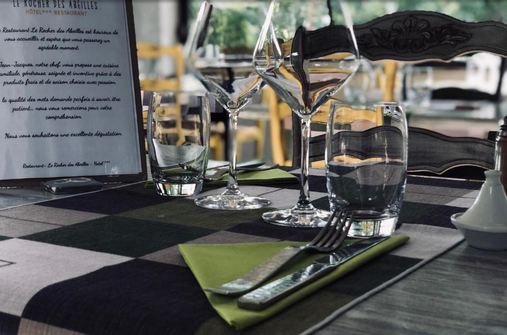 Nápoje v ubytování Hôtel Lou Caleù restaurant le Rocher des Abeilles
