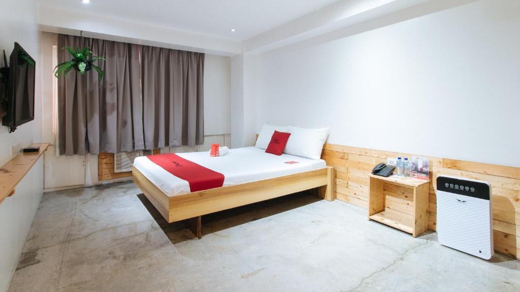 Кровать или кровати в номере RedDoorz Plus @ Boni Avenue Mandaluyong