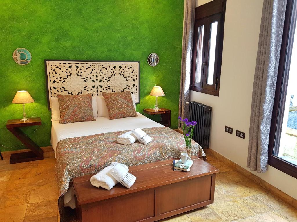 A bed or beds in a room at Riad Mezquita de Cordoba