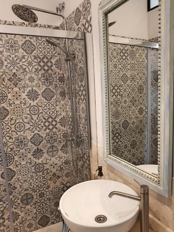 A bathroom at Riad Mezquita de Cordoba
