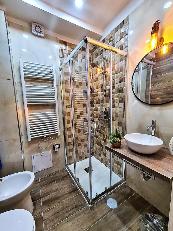 A bathroom at City Focus Apartments Napoli