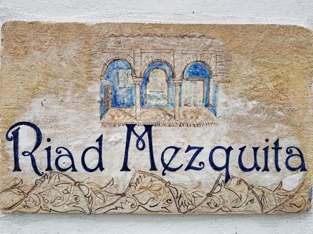 une peinture d'un bâtiment avec une fenêtre sur un mur dans l'établissement Riad Mezquita de Cordoba, à Cordoue