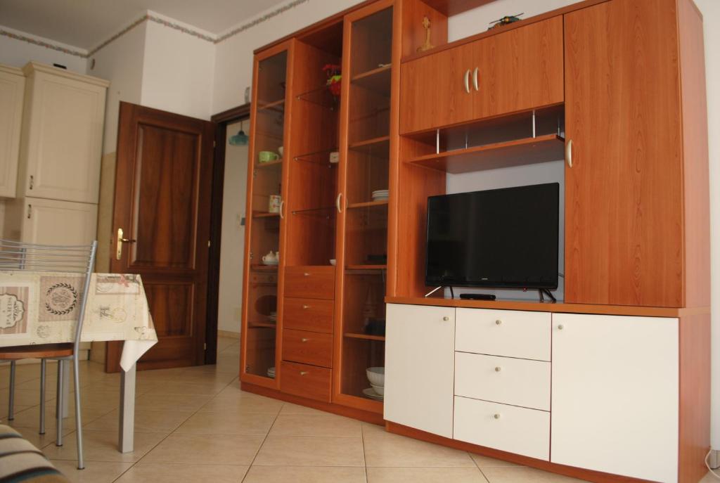 Appartamento a Andora في مارينا دا اندورا: مركز ترفيهي خشبي كبير وفيه تلفزيون