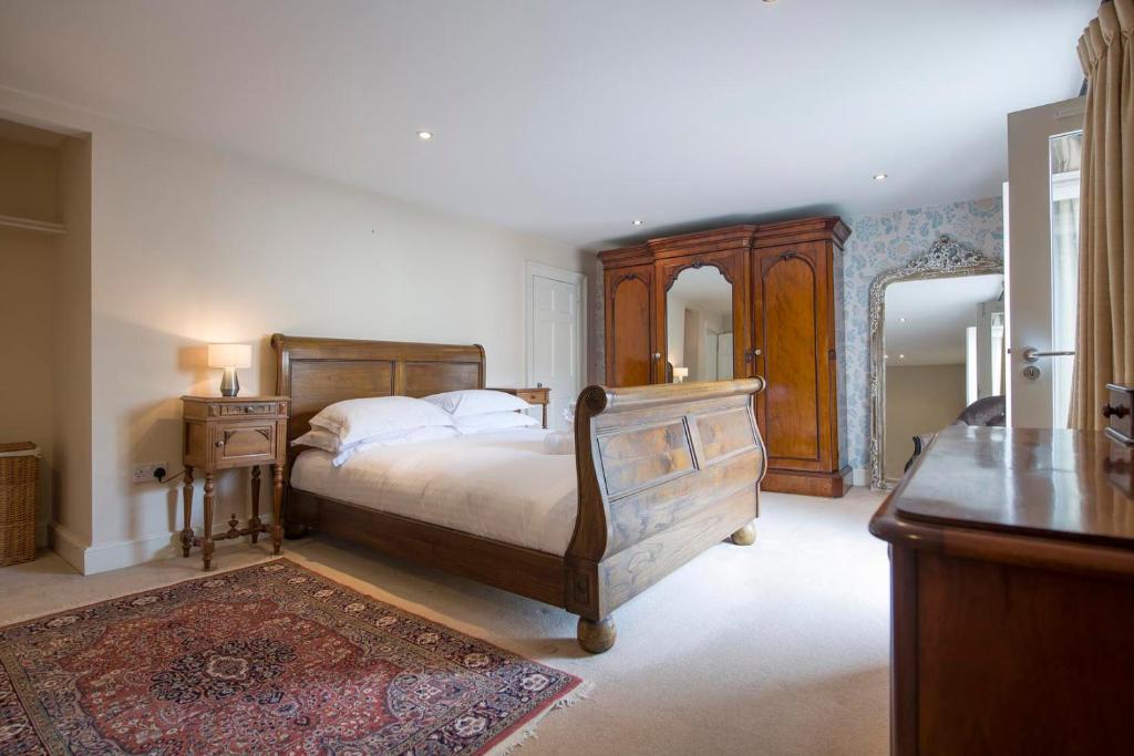 um quarto com uma cama, uma cómoda e uma secretária em St Helen's House with Minster views em York