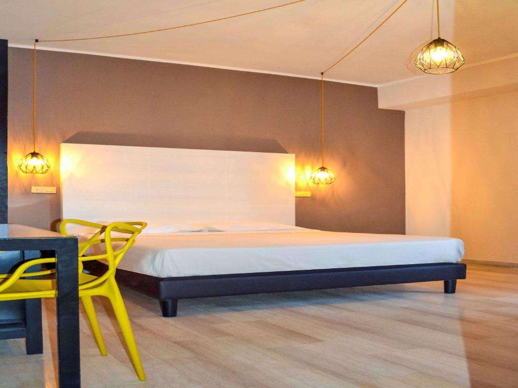 Postel nebo postele na pokoji v ubytování ibis styles Trani