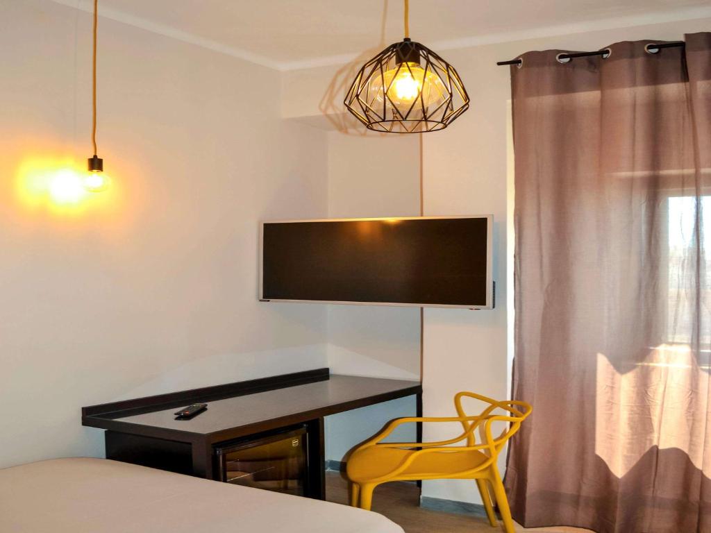 TV a/nebo společenská místnost v ubytování ibis styles Trani