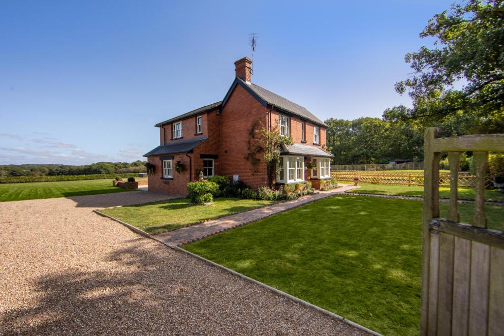 Luxury Four Bed Country House With Hot Tub Woodchurch near to Ashford, Ashford (updated prices