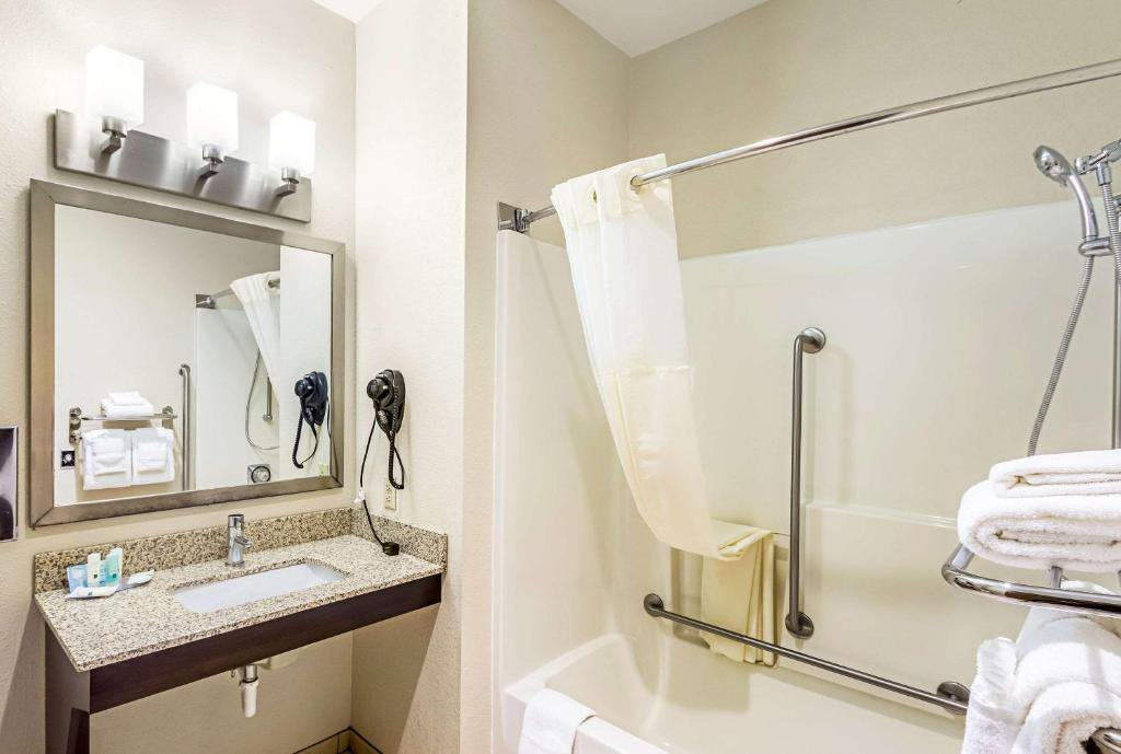 Quality Inn - Queen Room - Acceso A Discapacitados/no Fumar