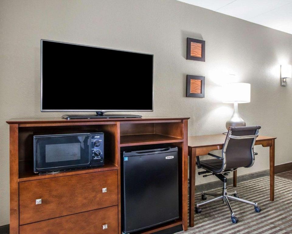 TV a/nebo společenská místnost v ubytování Comfort Inn Hammond I-94