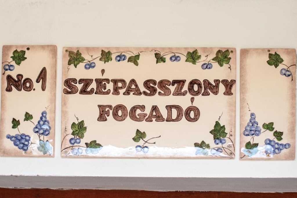 埃格爾的住宿－Szépasszony Fogadó，上面有蓝莓的蛋糕